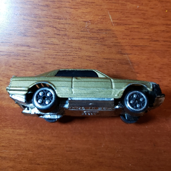 Gold die-cast Car - Picture 2 of 4